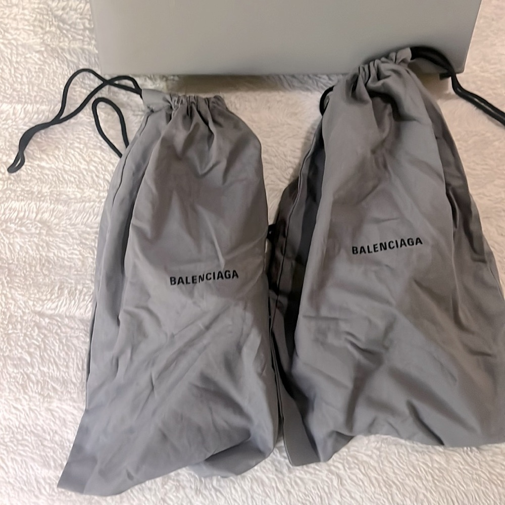 Balenciaga Slides - Picture 2 of 8